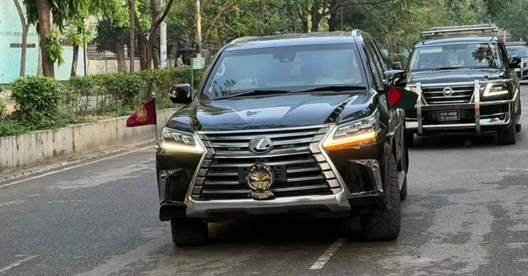 প্রধানমন্ত্রী তারেক রহমানের গাড়িতে ‘জাতীয় পতাকা’